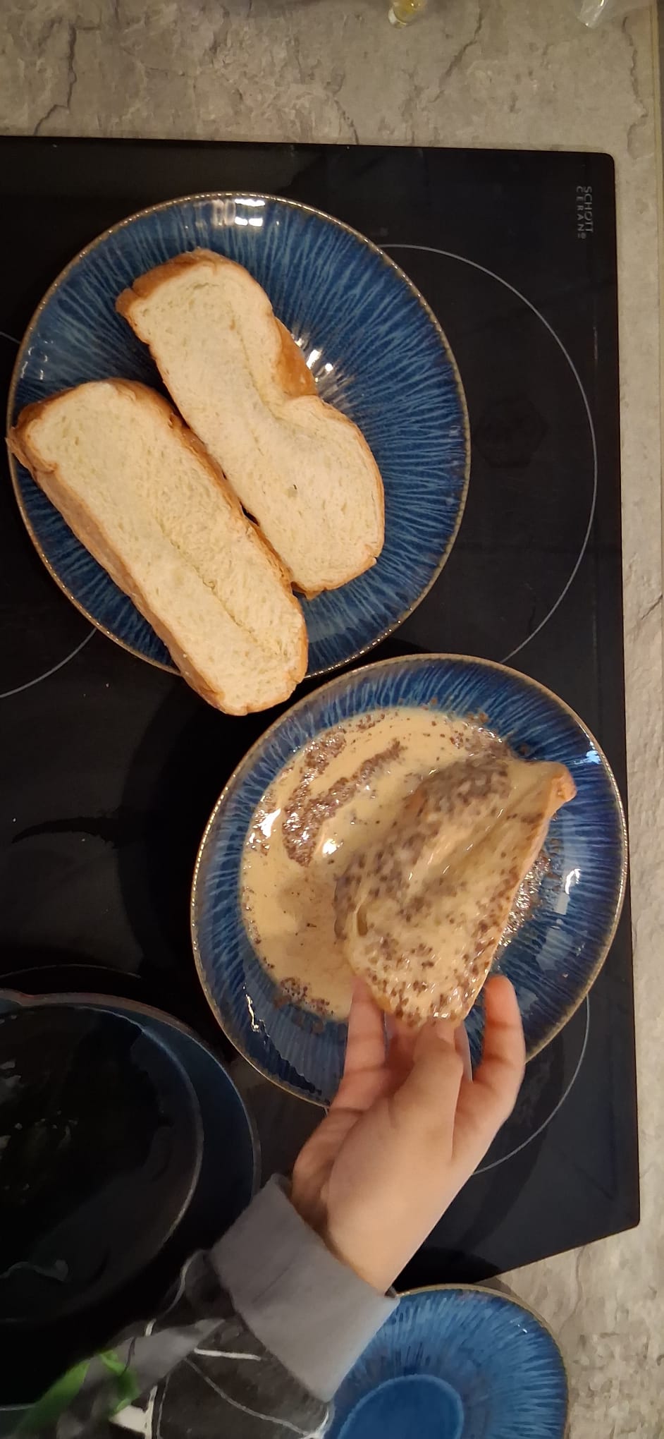 Brotscheiben in Mischung wenden